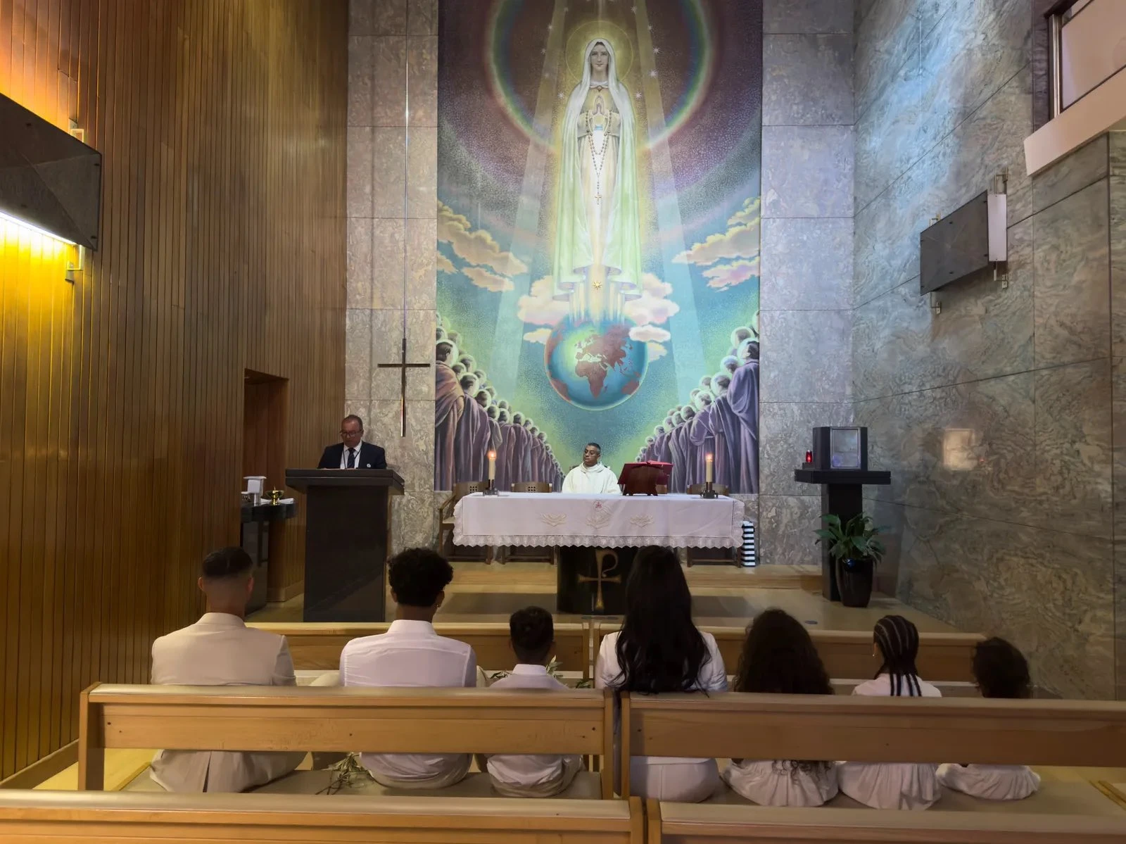 Imagen de la familia de Cristiano en la Iglesia