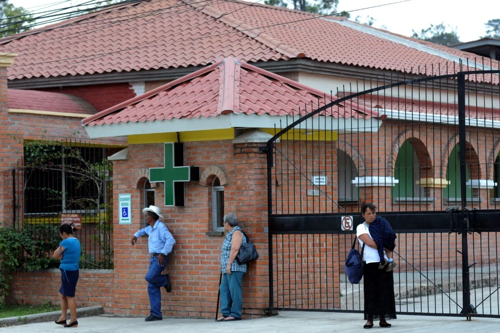 Personas frente al hospital San Juan María Vianney de Ars, c