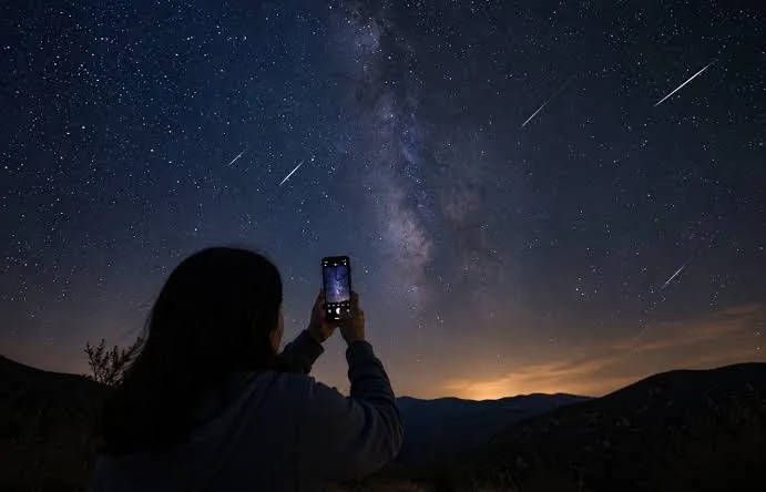 PERSONA VIENDO LA LLUVIA DE PERSEIDAS