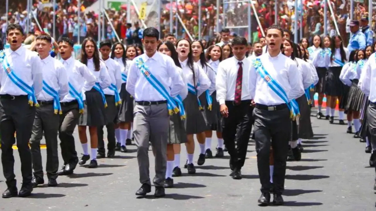 Imagen Principal de Nota: Lista de colegios que desfilarán el 15 de septiembre de 2026: ¿Quién abre y quién cierra?