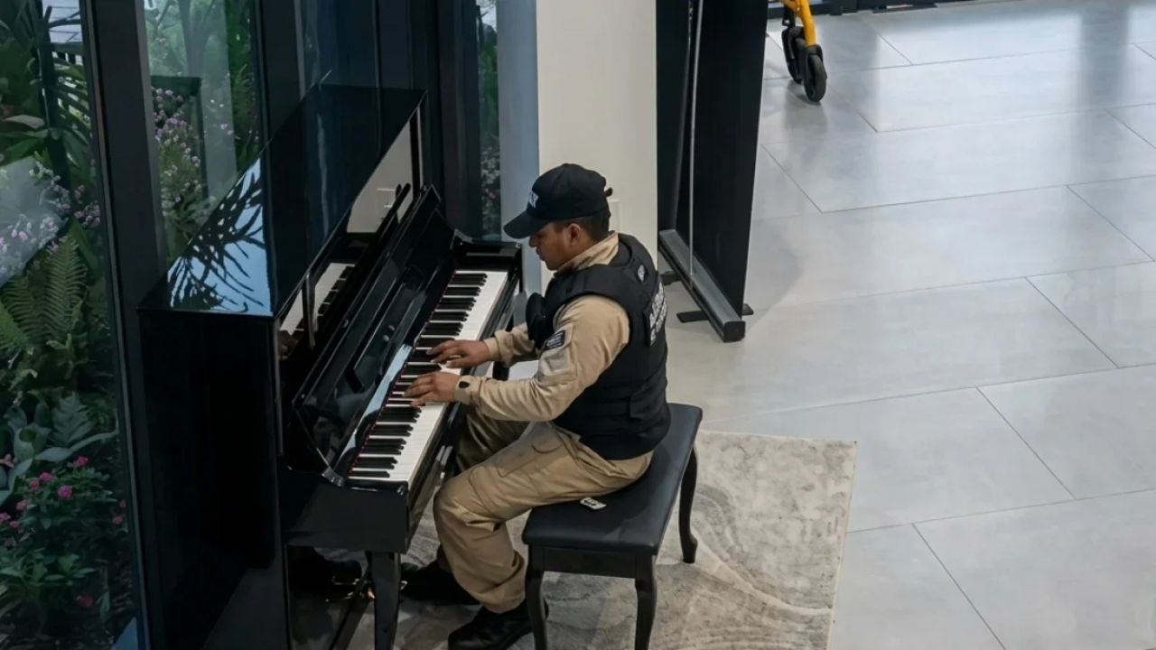Guardia conmueve tocando piano y termina recibiendo beca para estudiar música