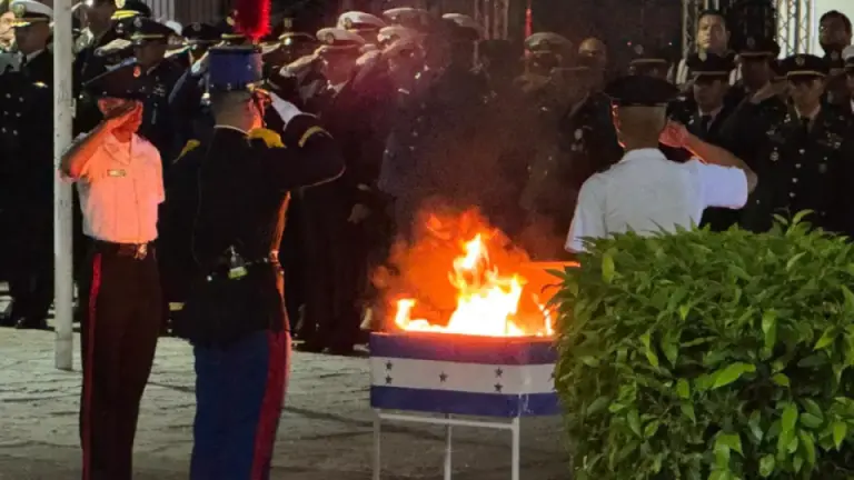 Honduras inicia sus fiestas patrias con la tradicional incineración de la Bandera
