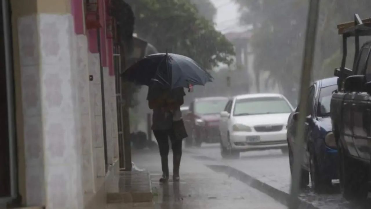 Imagen Principal de Nota: Onda tropical ingresará a Honduras: estas zonas recibirán más lluvias