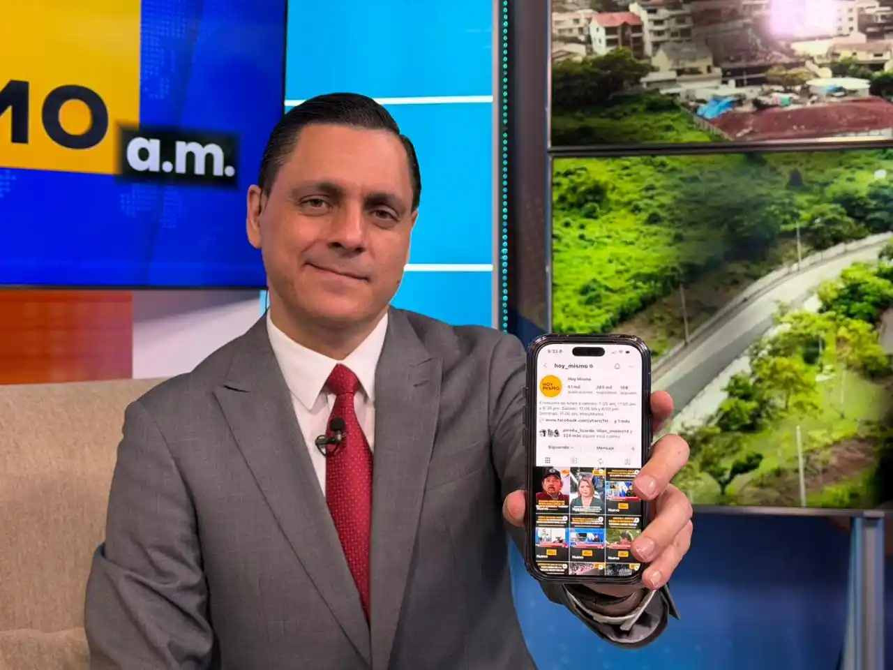 Efrain Farach con el celular en la mano y con el perfil de Instagram de Hoy Mismo 
