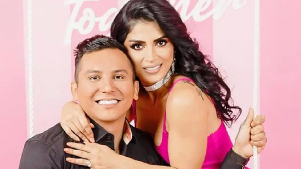 El vocalista de La Trakalosa de Monterrey y su esposa, Edwin Luna y Kim Flores.