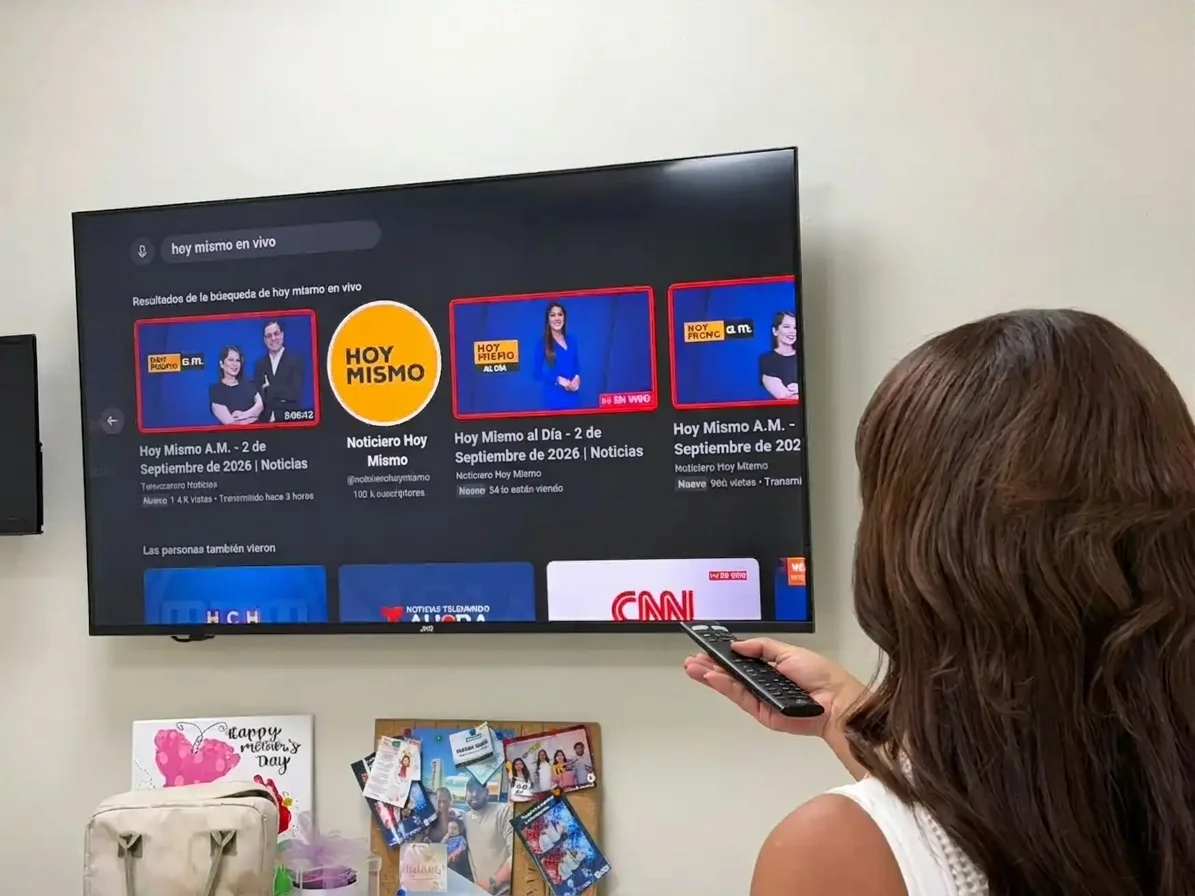 Persona viendo Hoy Mismo en YouTube en vivo