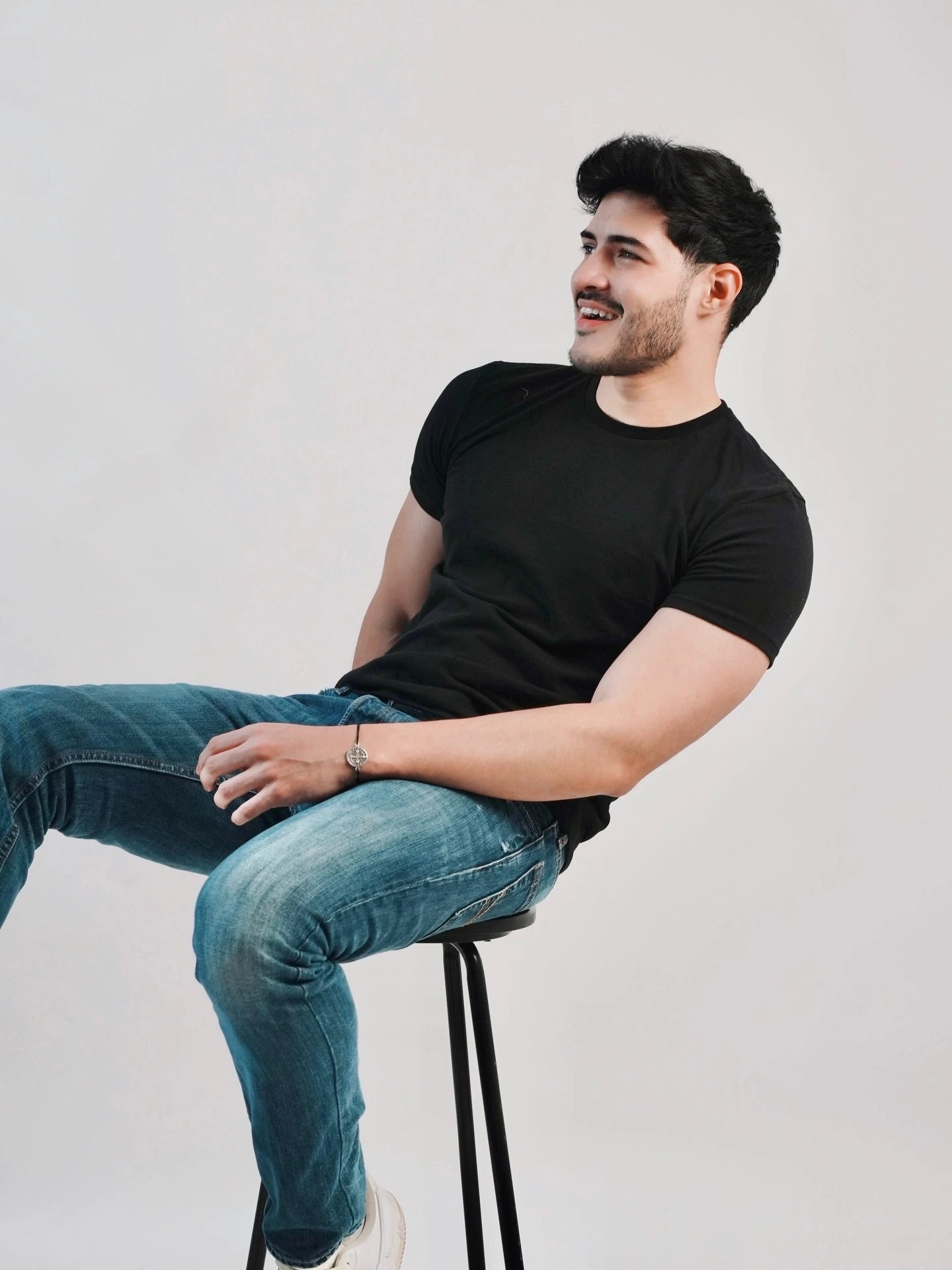 Modelo y odontólogo hondureño Louis Leiva.