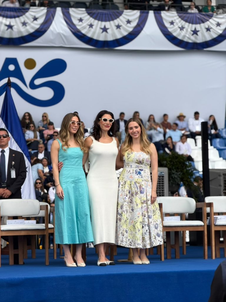 Imagen de Alexandra, Monique y Stephanie en el escenario principal del Estadio Nacional. Foto: cortesía