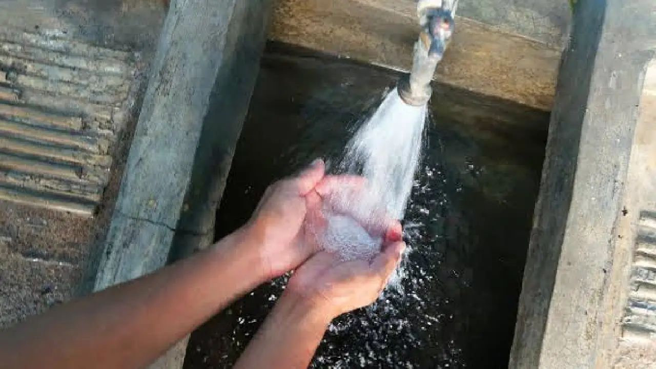 Agua potable cayendo en una pila.