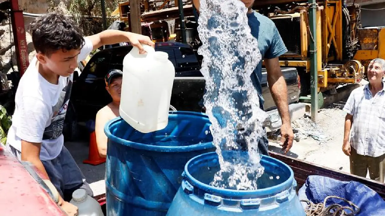 Imagen que muestra a personas abasteciendo agua potable.