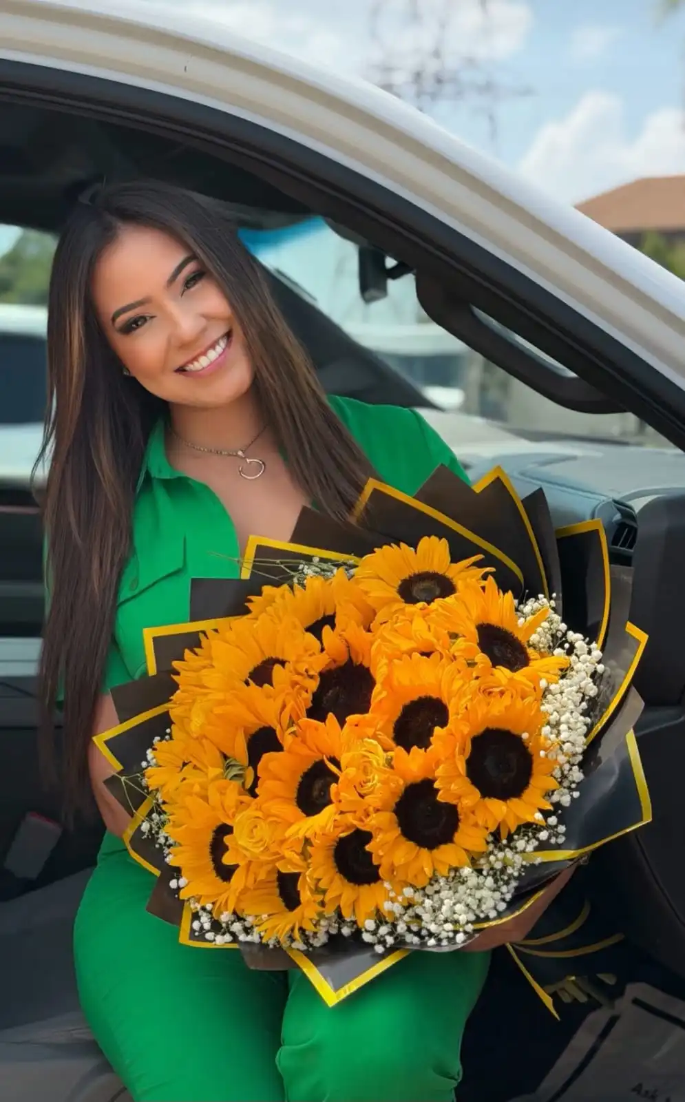 Alejandra Rubio con las flores amarillas que le regalaron este 21 de septiembre.