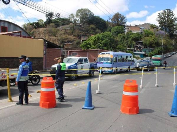 Policías en un control de calle cerrada en Tegucigalpa.