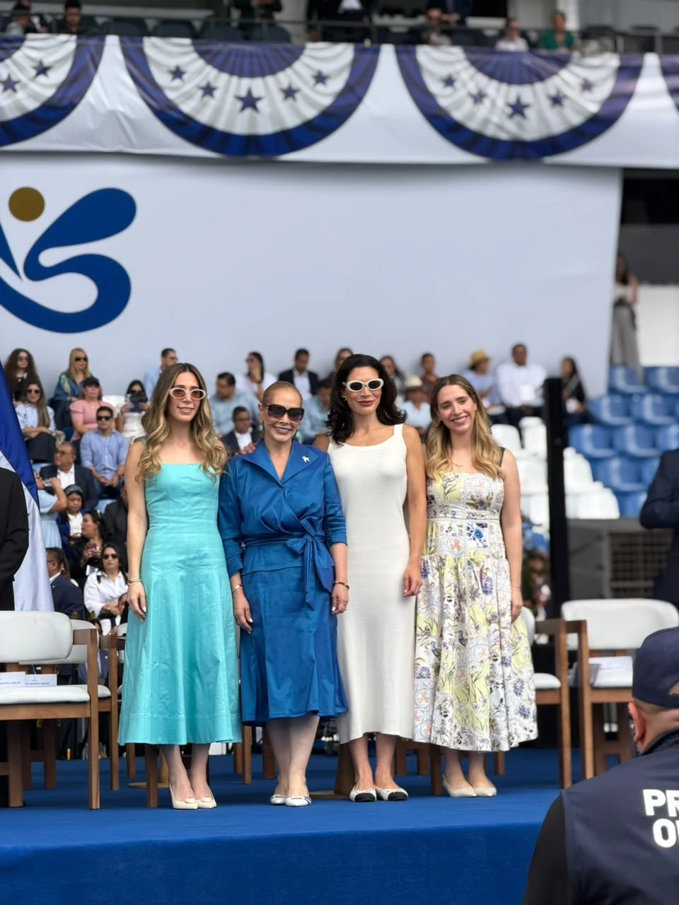 La esposa del presidente de Honduras, Lissette de Asfura en compañia de sus hijas.