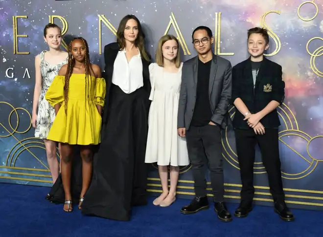 Actriz estadounidense Angelina Jolie y sus hijos.
