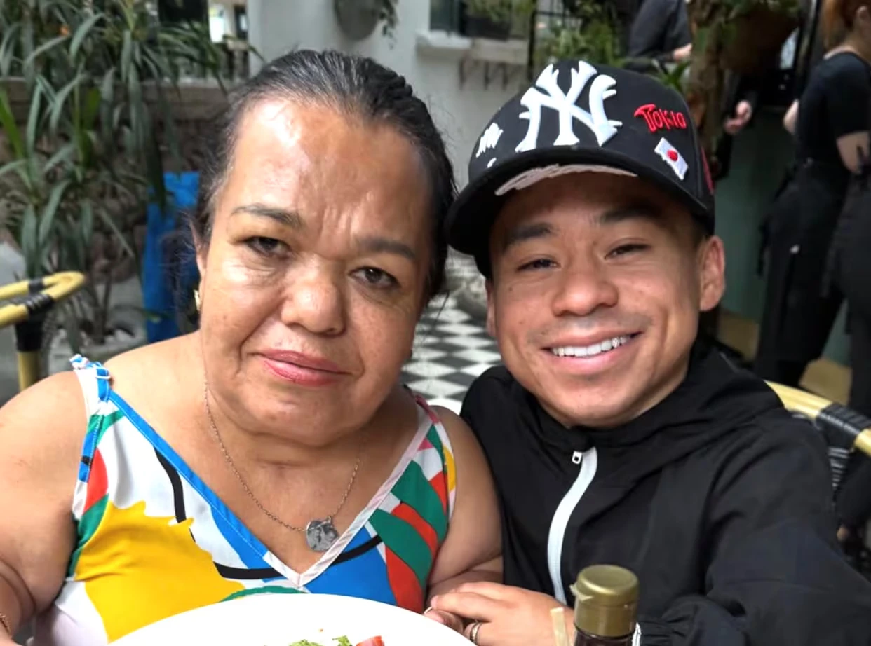 Abelito junto a su madre