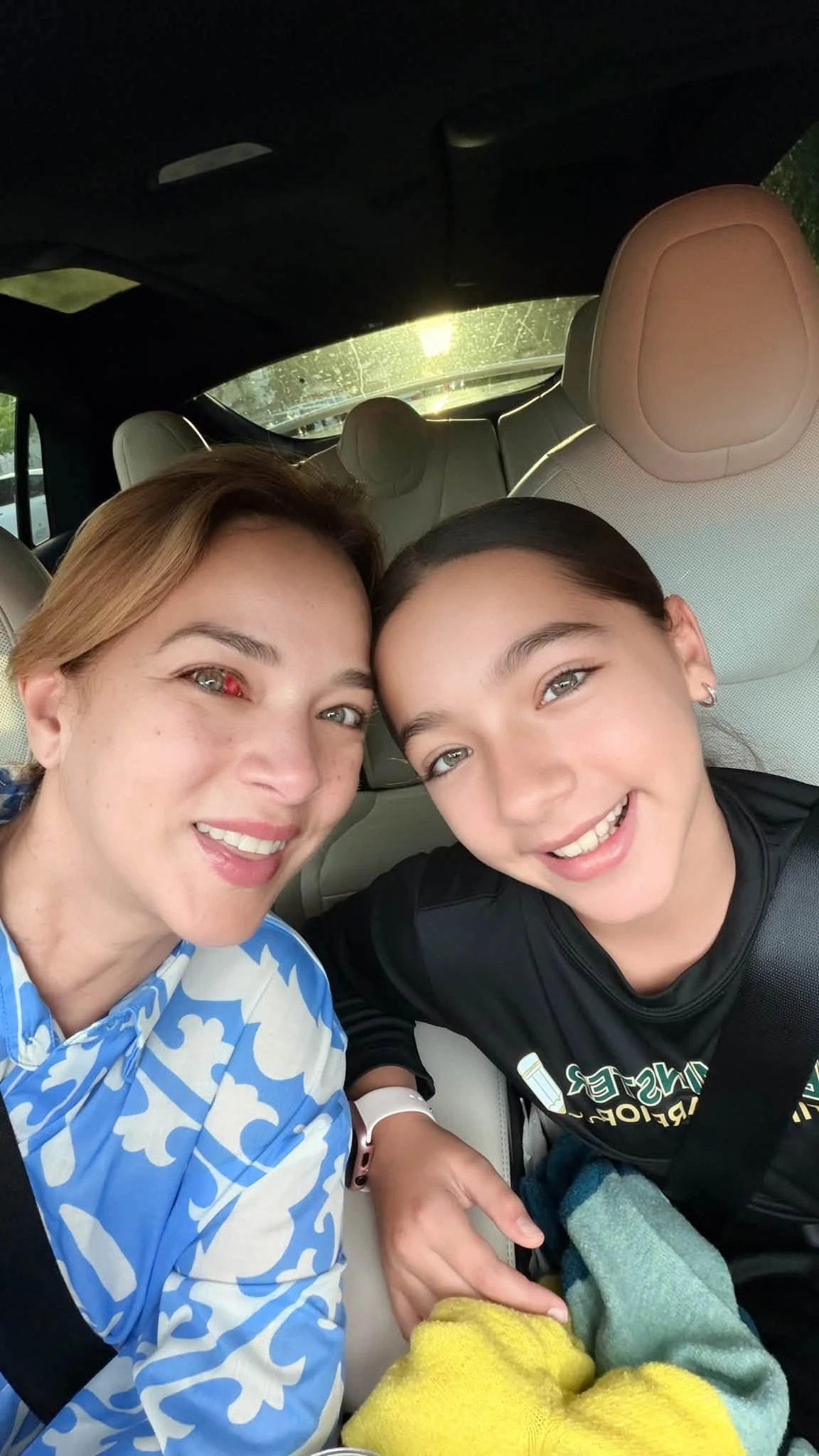 La presentadora puertorriqueña subió una imagen junto a su hija para anunciar a sus seguidores que estaba bien. Foto: tomada del Facebook de Adamaris López  
