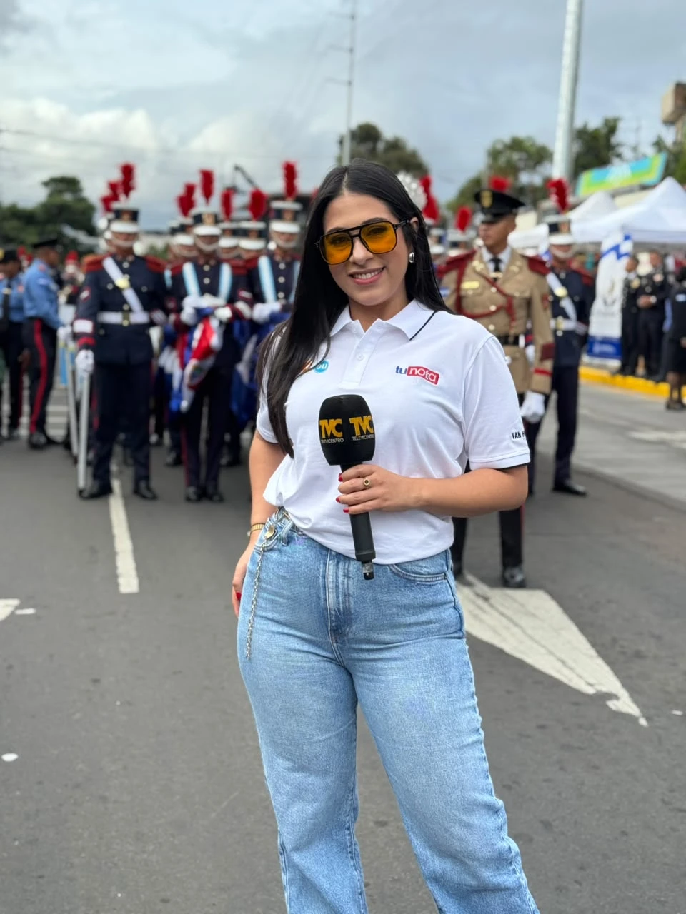 Alejandra Borjas se encargó de amenizar los desfiles desde el bulevar Suyapa en Tegucigalpa. Foto: TVC