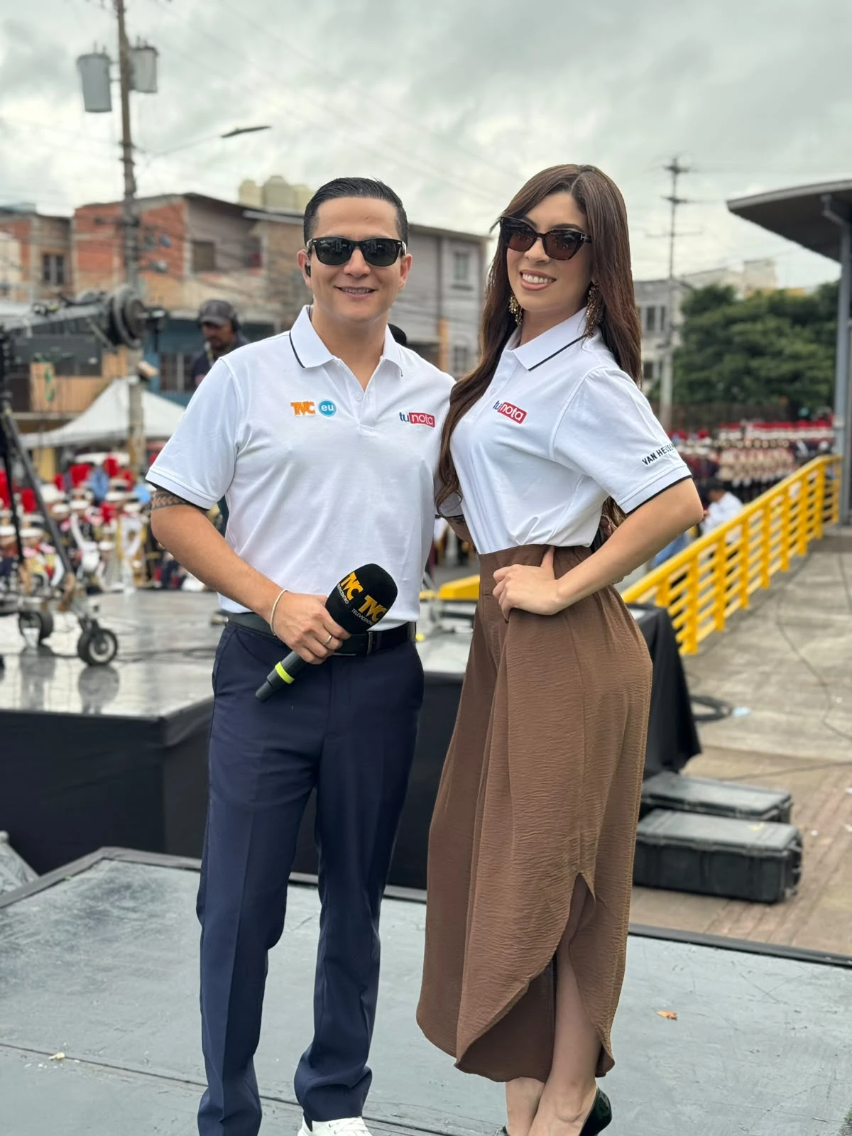 Erick Chavarría junto a la guapa Laura Meza en el escenario del Televicentro instalado en el bulevar Suyapa. Foto: TVC