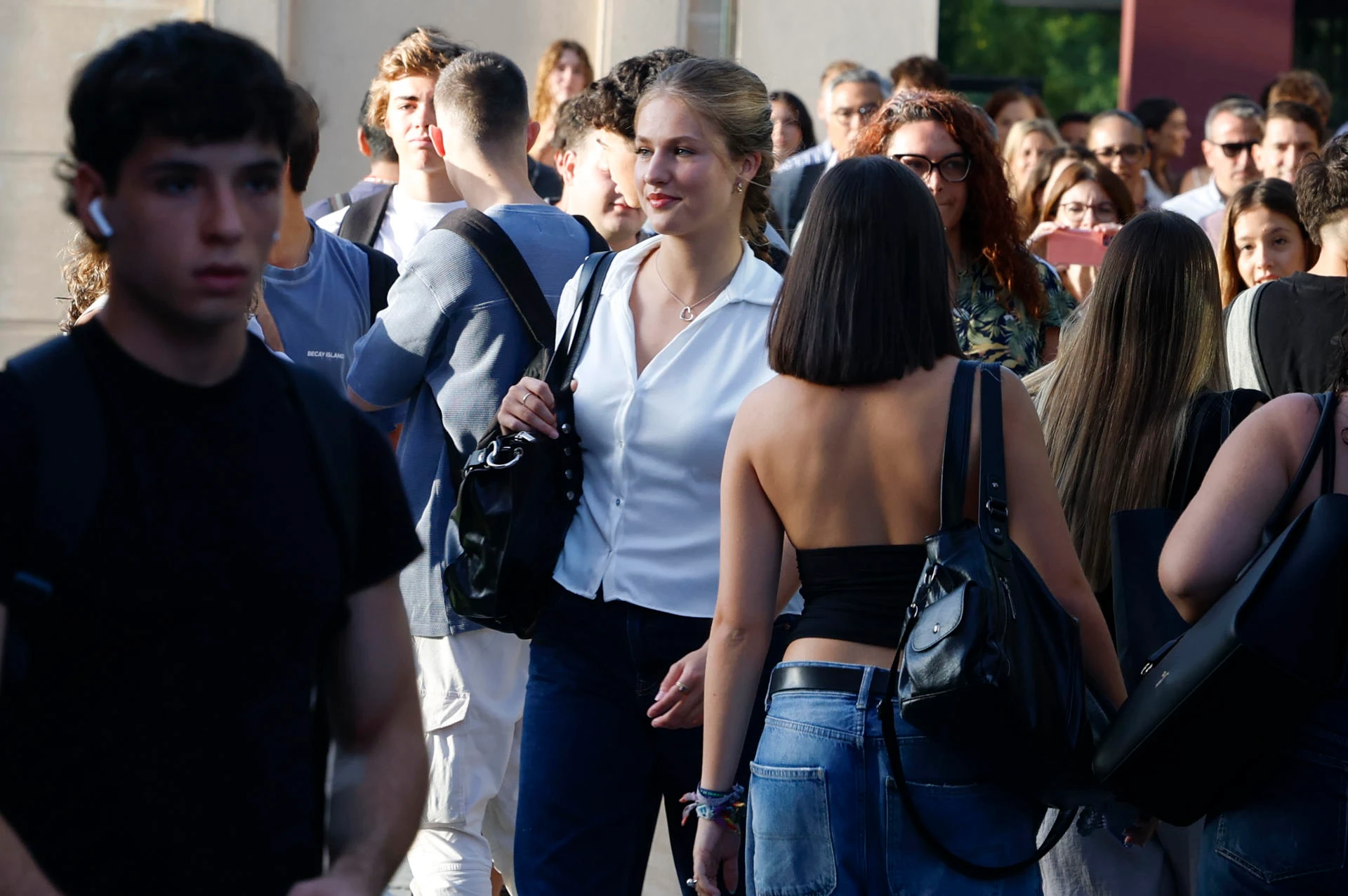 Leonor de Borbón caminando entre alumnos 