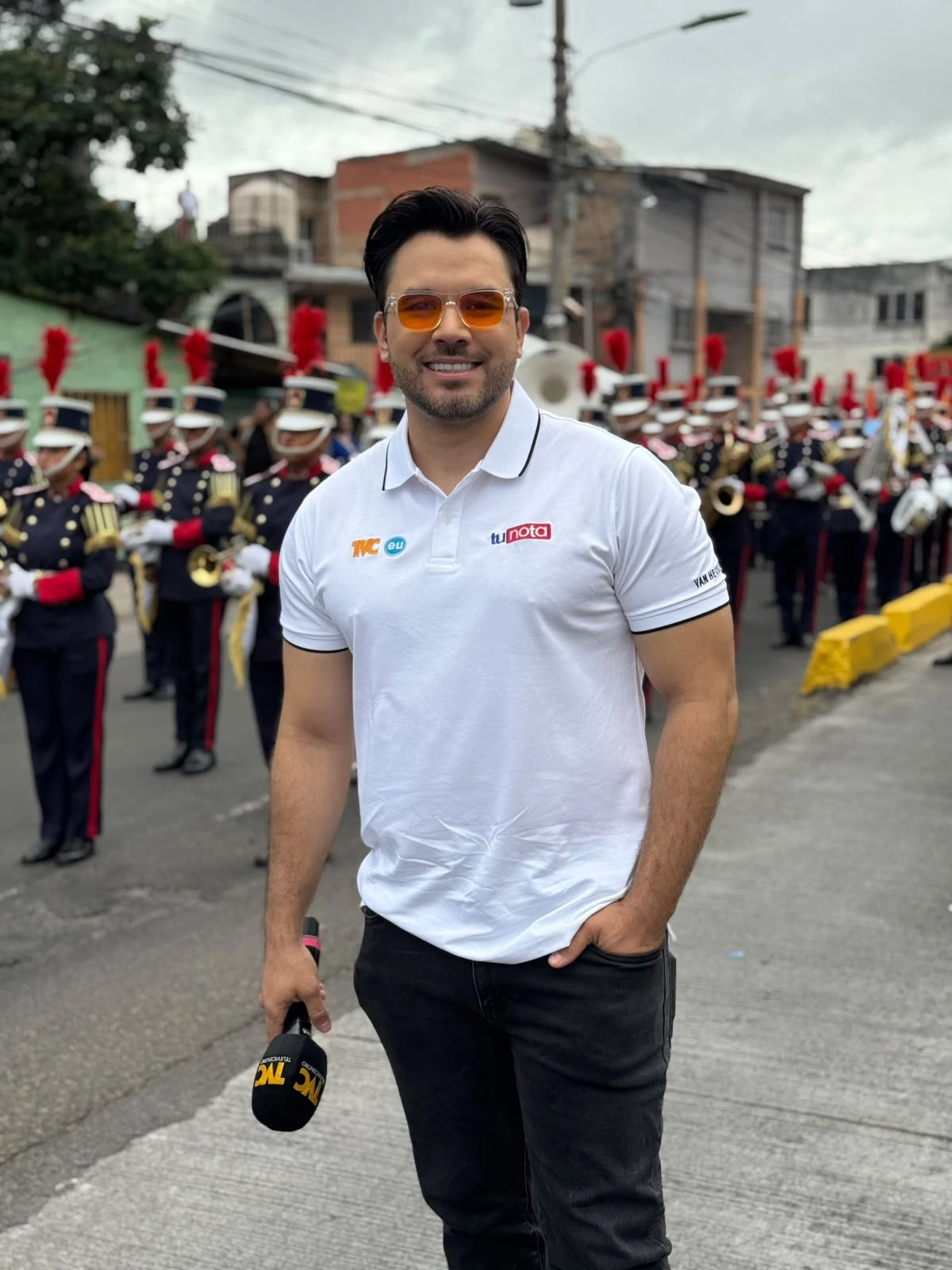 El presentador de Las Mañanas del Cinco, Jean Paul Irías, derrochando belleza en los desfiles del 15 de septiembre. Foto: TVC