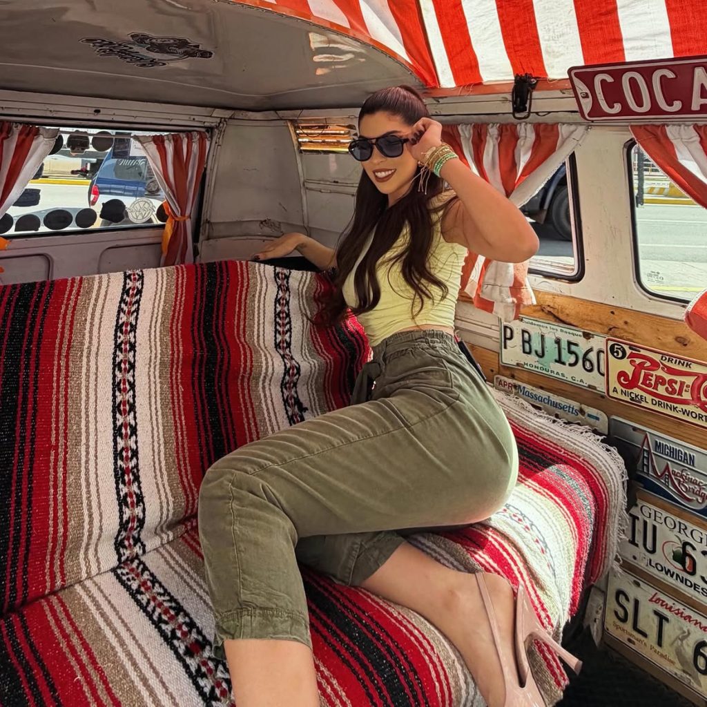 LAURA MEZA PRESENTADORA