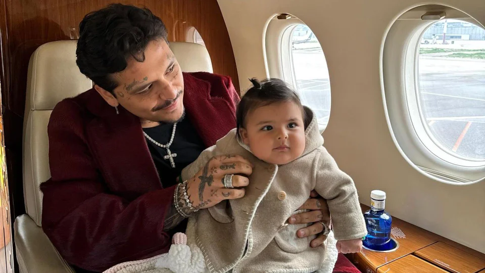 Cantante mexicano, Christian Nodal y su hija Inti.