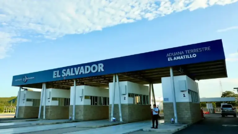 Imagen Principal de Nota: ¿Cuánto debe invertir un hondureño para viajar a El Salvador? Requisitos y documentos