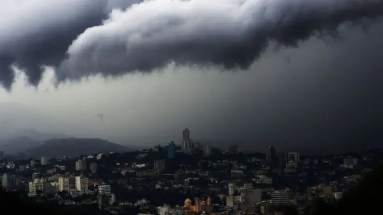 Imagen Principal de Nota: Huracanes en el Pacífico activan lluvias en Honduras: estas zonas serán afectadas