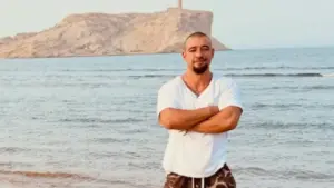 Imagen de Investigan a influencer por sentarse sobre una tortuga marina mientras ponía huevos
