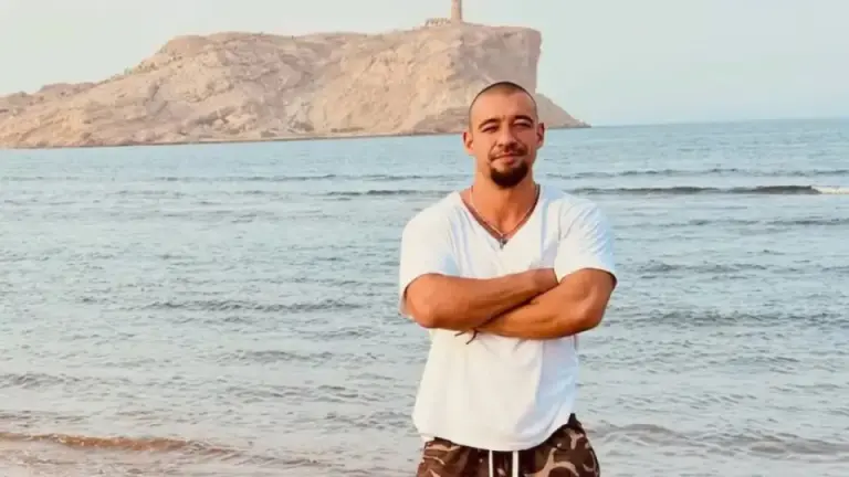 Imagen Principal de Nota: Investigan a influencer por sentarse sobre una tortuga marina mientras ponía huevos