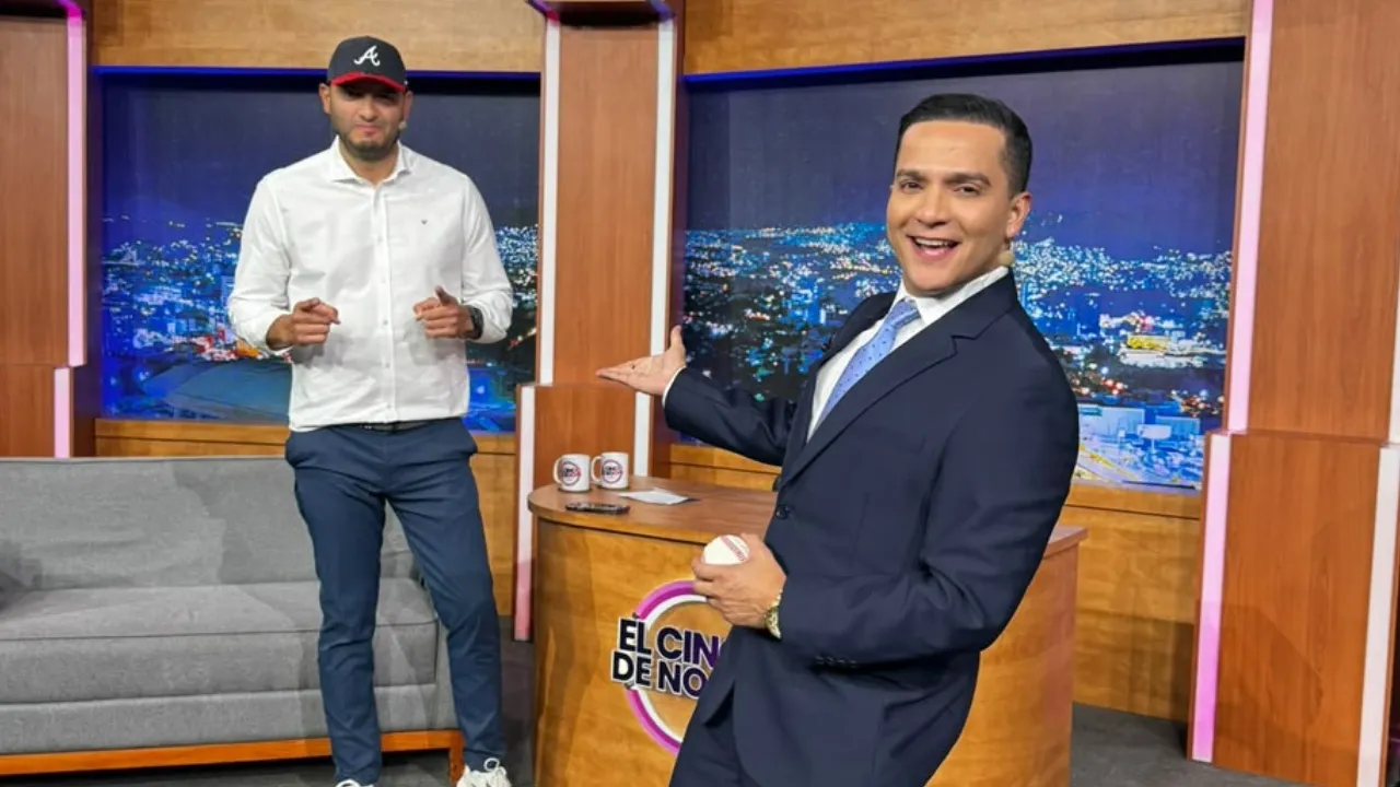 Imagen Principal de Nota: Jacobo Hernández es sorprendido con inesperado regalo en El Cinco de Noche