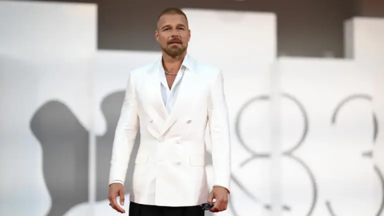 Imagen Principal de Nota: Ricky Martin regresa al cine con 'Hombre al agua', presentada en Venecia