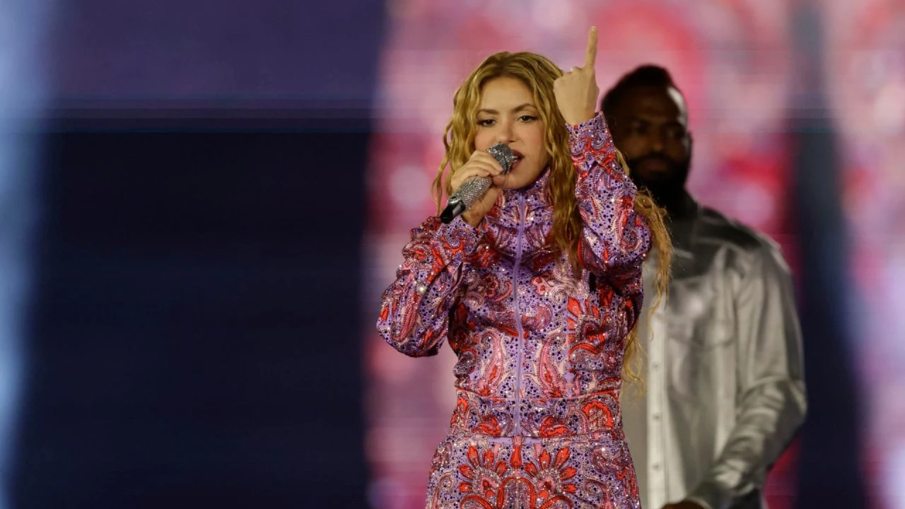 Shakira genera rumores tras ser vista cenando con un misterioso acompañante