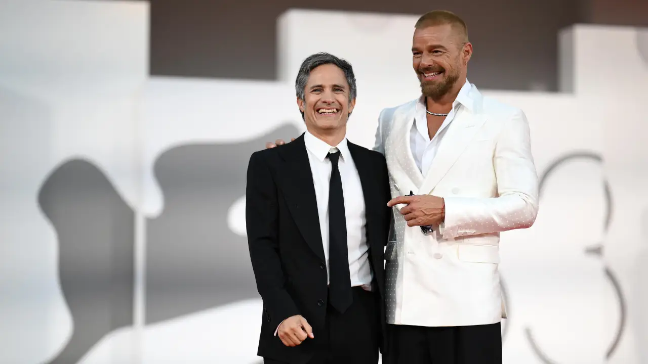 El cantautor puertorriqueño Ricky Martin (D) y el director mexicano Gael García Bernal .