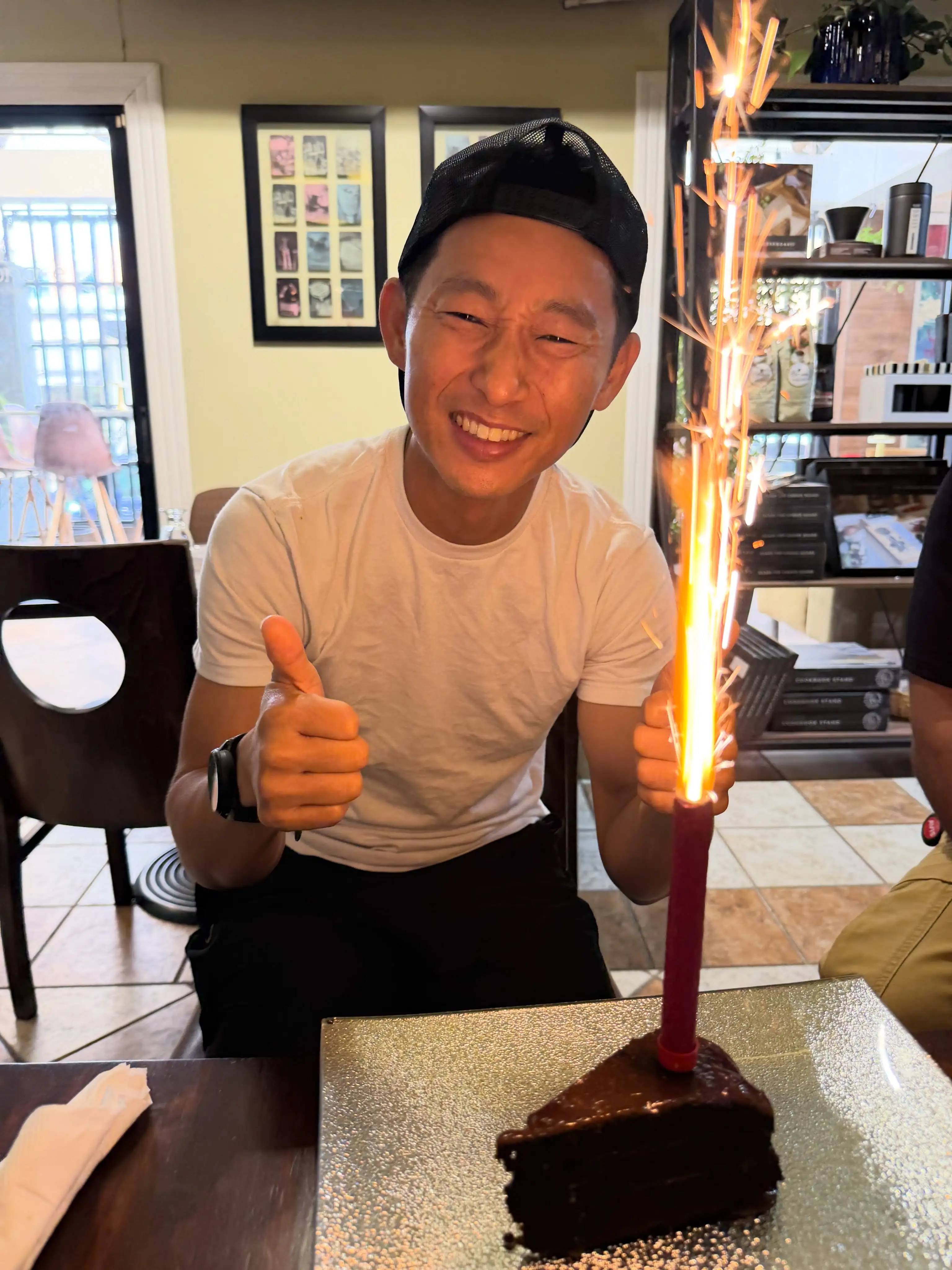 Shin Fujiyama celebrando su cumpleaños.