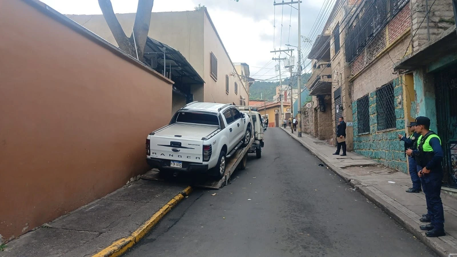 Si el vehículo es remolcado, a la multa original se suma un costo de L800 por el uso de la grúa. 
