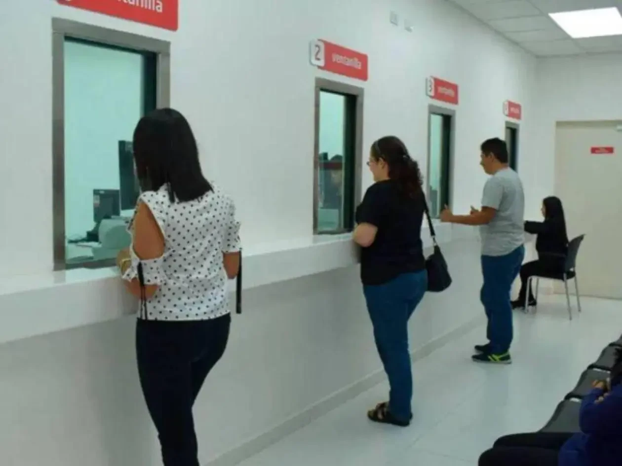 Imágenes de personas en una agencia de banco 