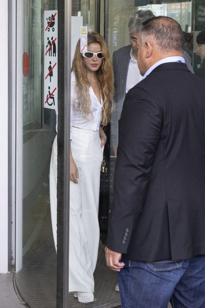 Shakira saliendo del juzgado