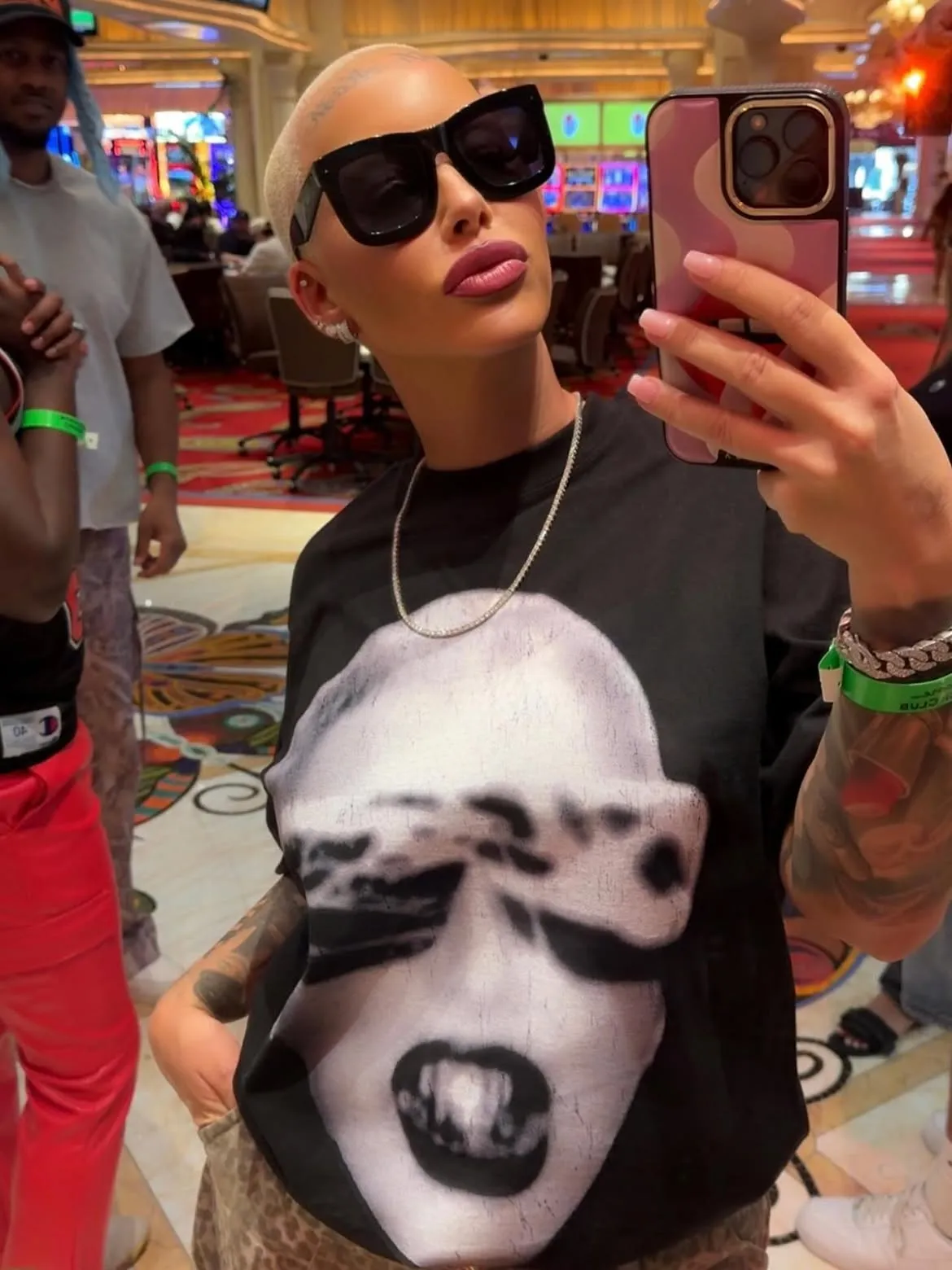 AMBER ROSE CANTANTE