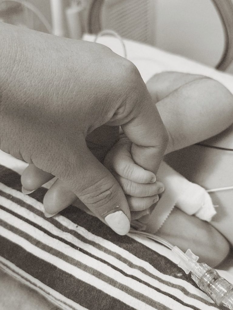 MANO DE ANA ALVARADO JUNTO CON LA DE SU HIJO