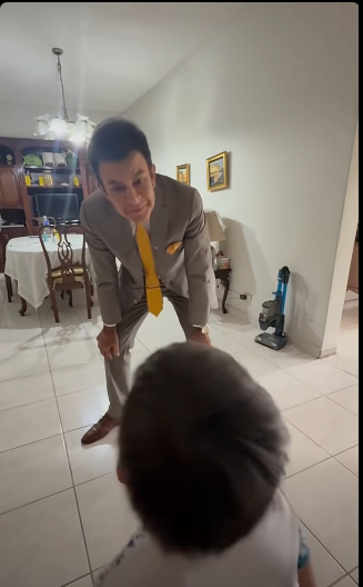 Salvador Nasralla junto a su hijo