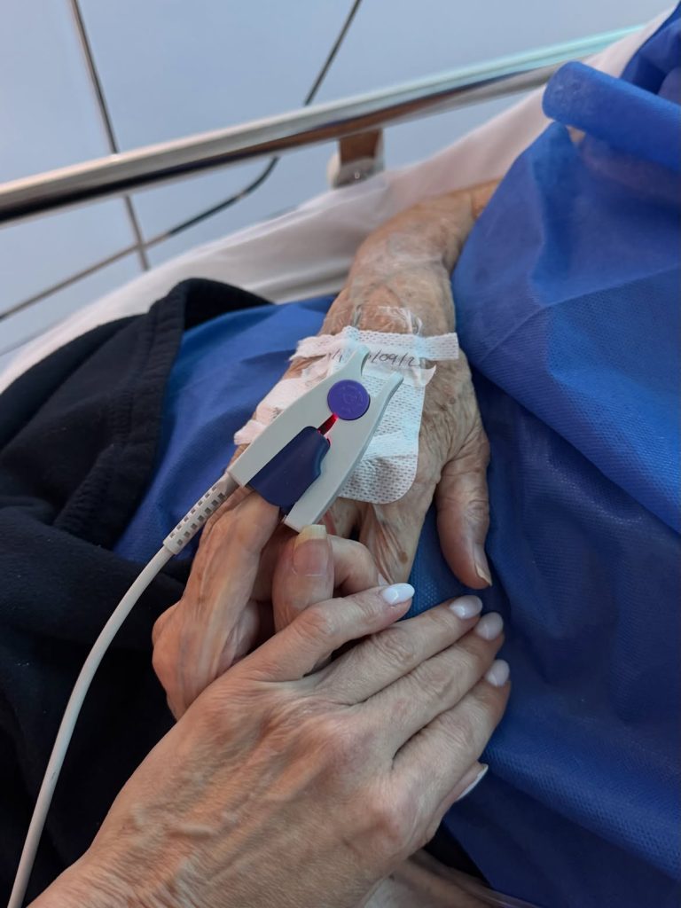 dora actriz venezolana con la mano de su madre