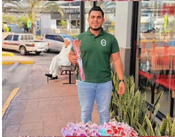 MELVIN VENDEDOR DE ROSAS