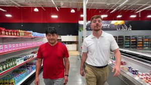 Imagen de Juan García gana fortuna tras pasar 202 días en supermercado de MrBeast