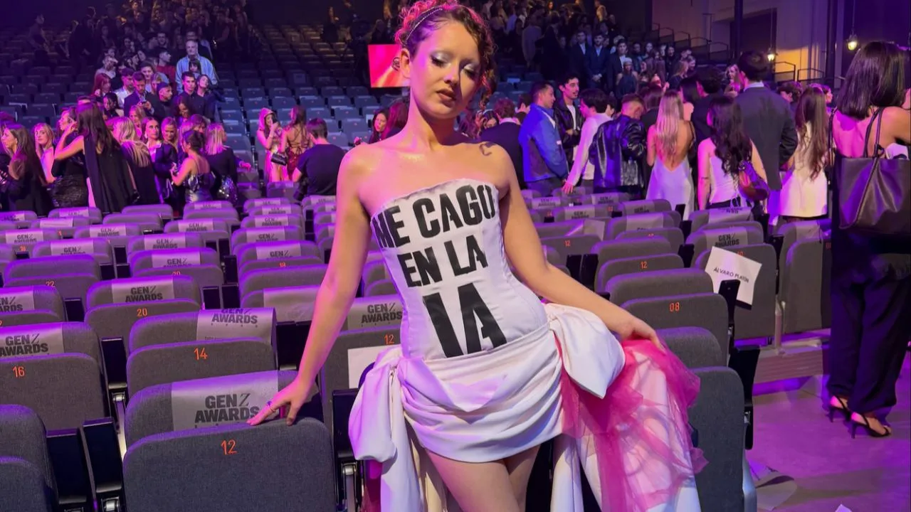 Imagen Principal de Nota: Influencer arremete contra la IA en plena alfombra roja