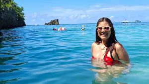 Imagen de Francis Espinal roba suspiros al mostrar su figura en traje de baño en playa de Roatán