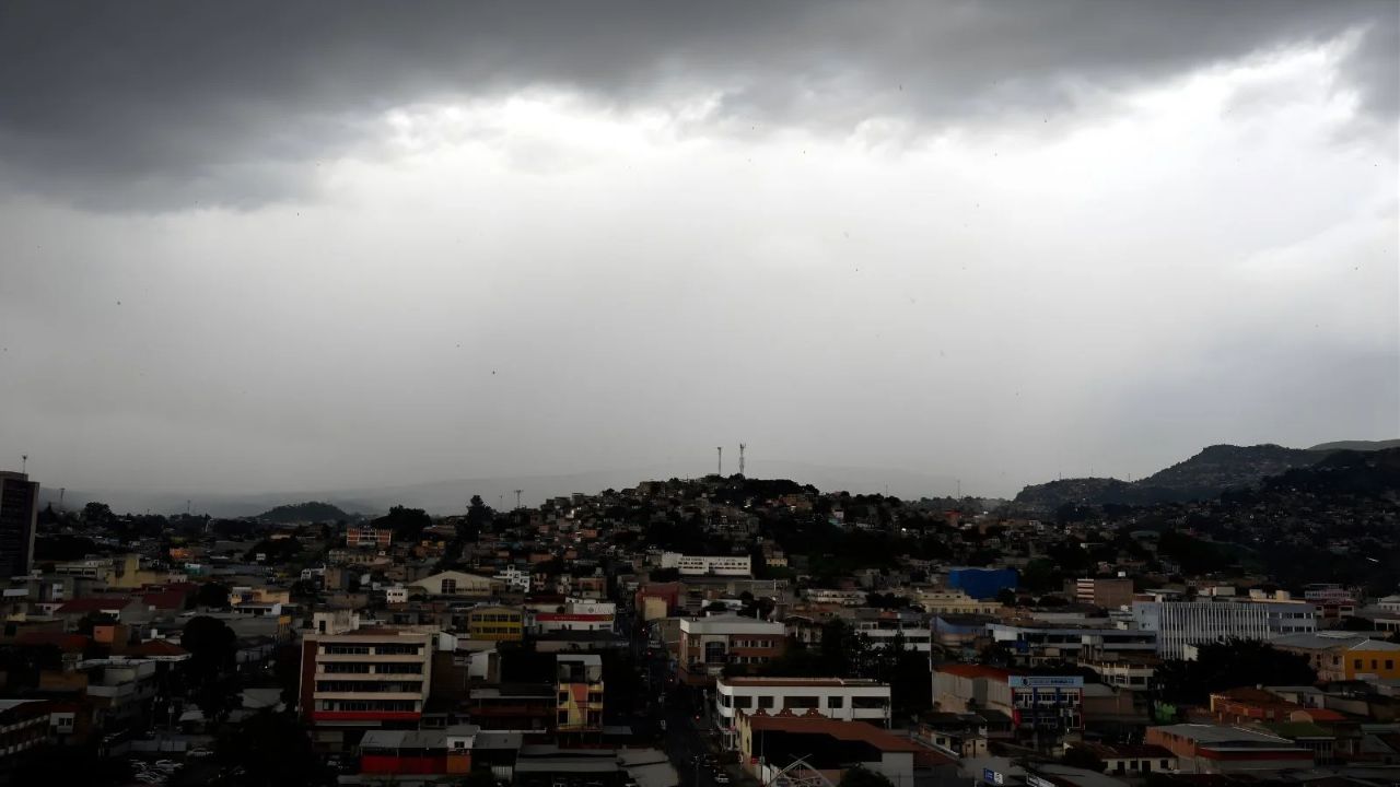 Imagen Principal de Nota: Huracán Trudy gana fuerza: así estará el clima en Honduras este viernes