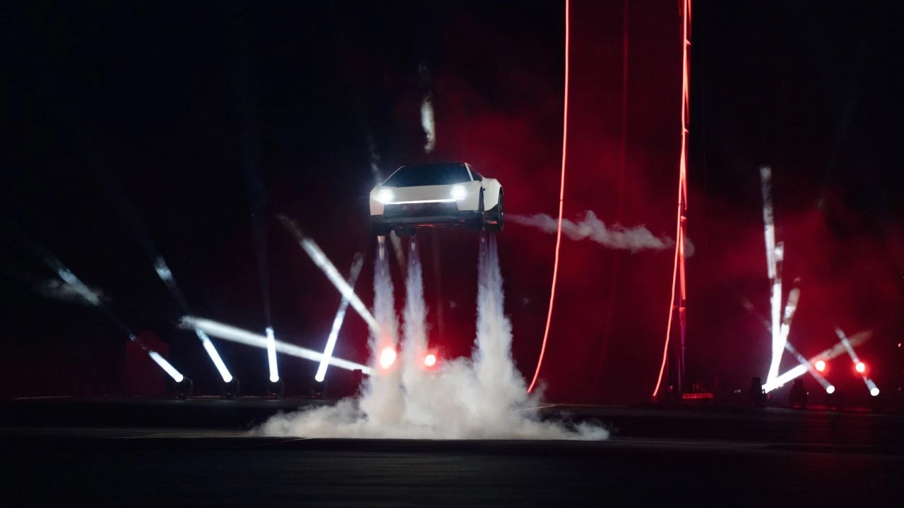 Imagen Principal de Nota: Tesla Roadster: precio y cuándo saldrá a la venta el auto volador